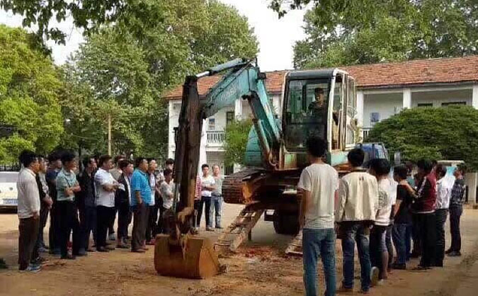 湘潭挖掘机培训班招生_学期学费_报名条件