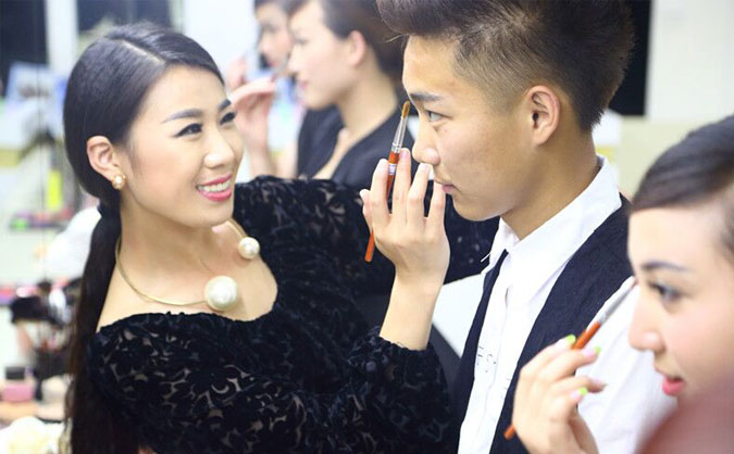 无锡学化妆去哪里学好_学费多少