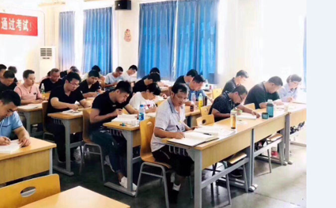 题目：太原现代叉车培训学校-叉车驾驶培训班 技校通 添课程 链接：http://www.jixiaotong.com/xuexiao/taiyuan/18697.html